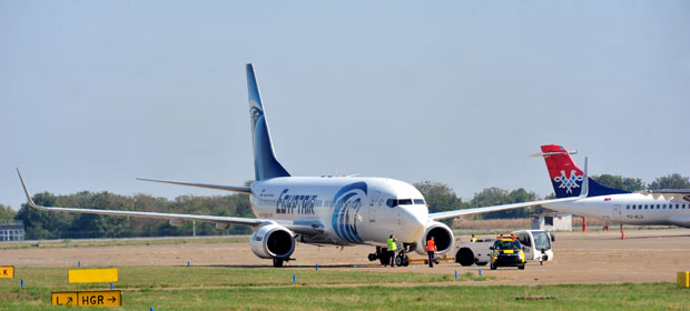 Бушне гуме блокирале аеродром Никола Тесла (ВИДЕО / ФОТО)